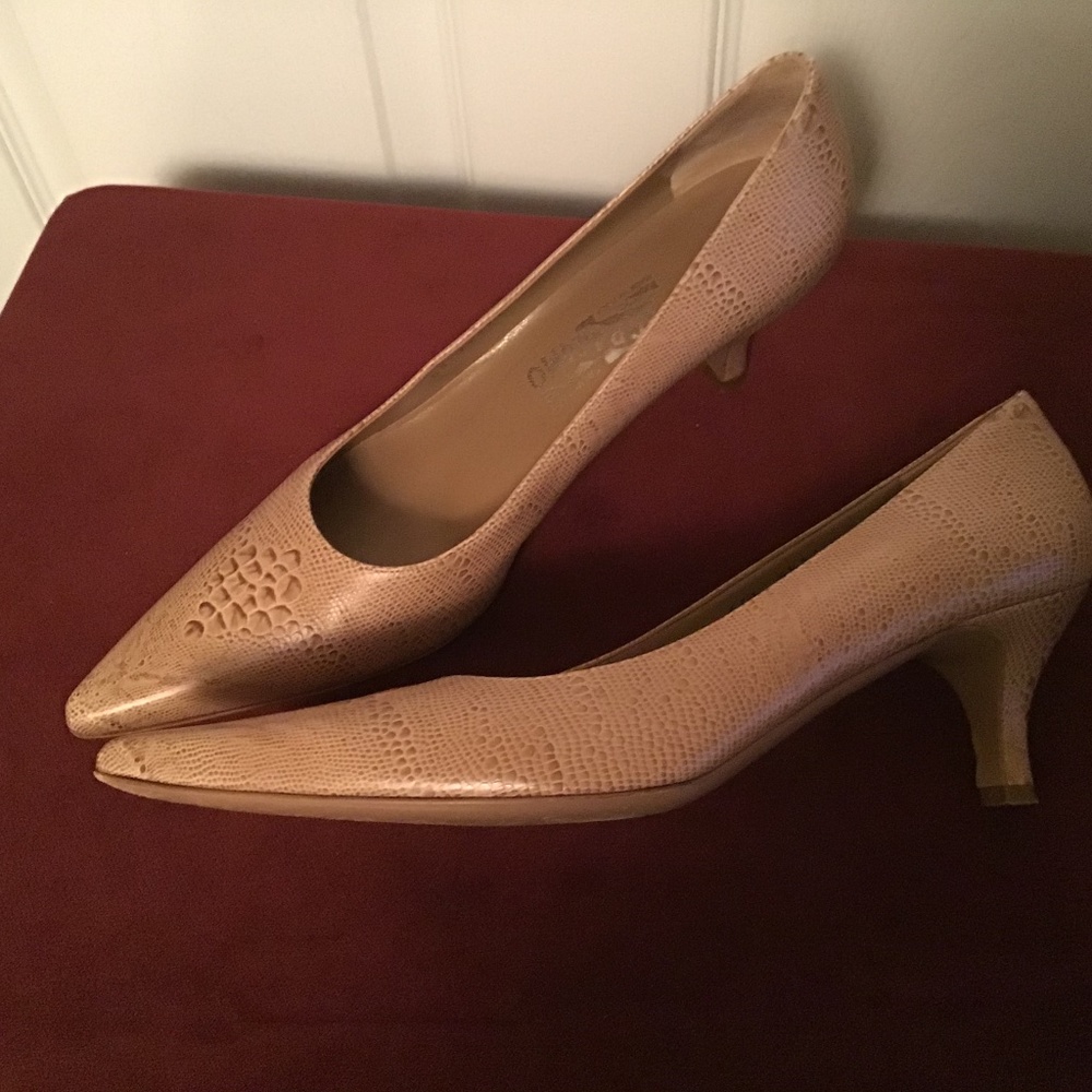 Women’s Salvatore Ferragamo beige leather heels 9.5AA